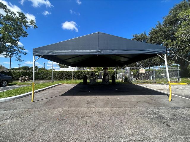 301 Palm Way 104, Pembroke Pines, FL 33025