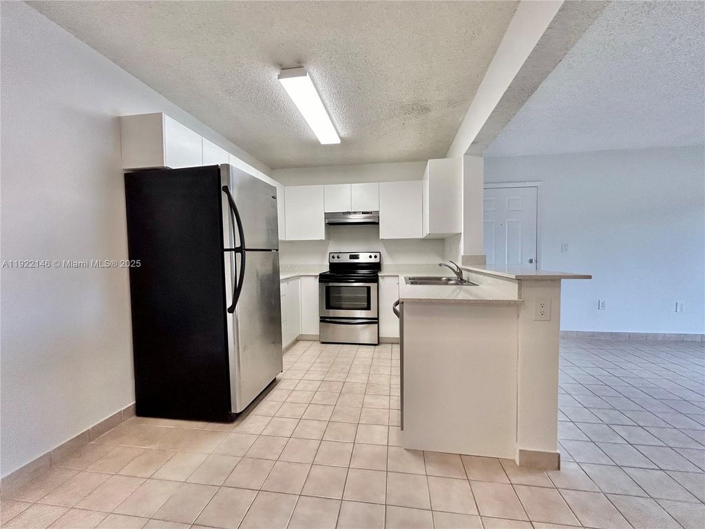 301 Palm Way 104, Pembroke Pines, FL 33025