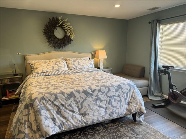 48 Wimbledon Drive, Roslyn, NY 11576