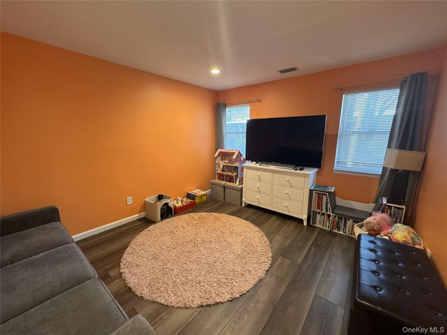 48 Wimbledon Drive, Roslyn, NY 11576