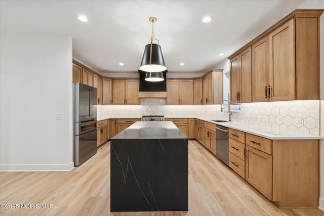 995 Stoneleigh Road, Perrysburg, OH 43551