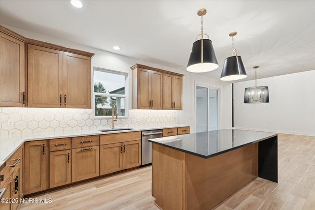 995 Stoneleigh Road, Perrysburg, OH 43551