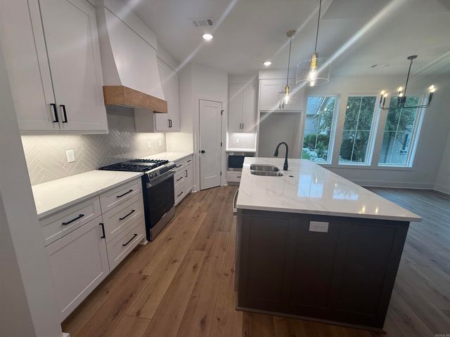 1600 Canyon Maple Cove, Benton, AR 72019