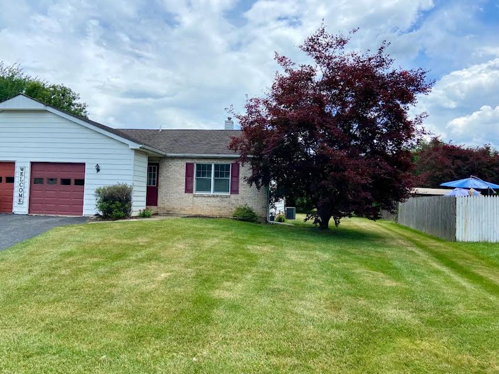 94 Jonathan Drive, Palmer Twp, PA 18045