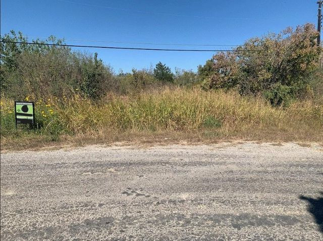 1121 Miller ST, Taylor, TX 76574