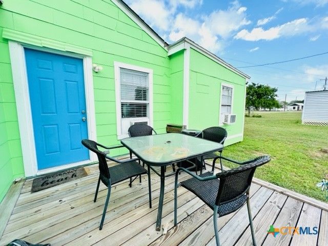 28 N Blackburn Avenue, Port Lavaca, TX 77979