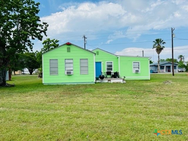 28 N Blackburn Avenue, Port Lavaca, TX 77979
