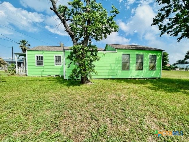 28 N Blackburn Avenue, Port Lavaca, TX 77979