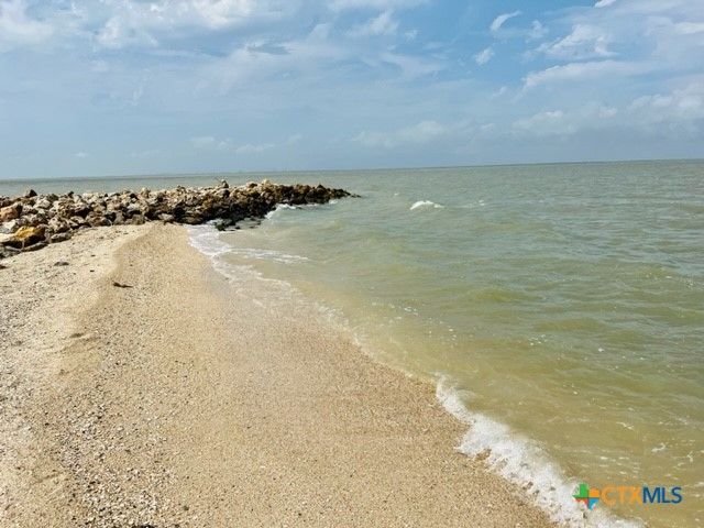 28 N Blackburn Avenue, Port Lavaca, TX 77979