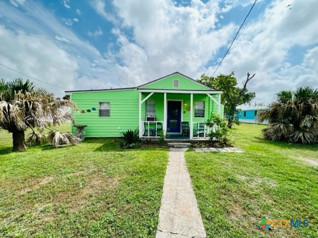 28 N Blackburn Avenue, Port Lavaca, TX 77979