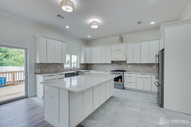 90 S Hyde Avenue S, Iselin, NJ 08830