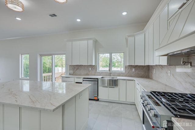 90 S Hyde Avenue S, Iselin, NJ 08830