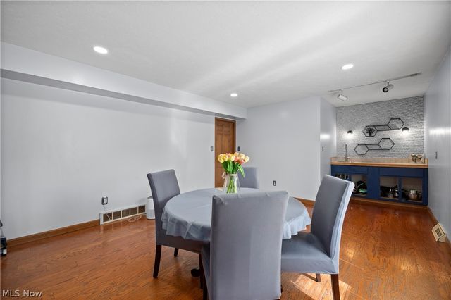 27261 Nantucket Drive, North Olmsted, OH 44070