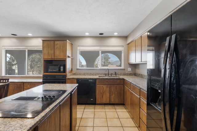 9669 Asbury Lane NW, Albuquerque, NM 87114