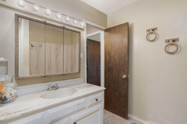 9669 Asbury Lane NW, Albuquerque, NM 87114