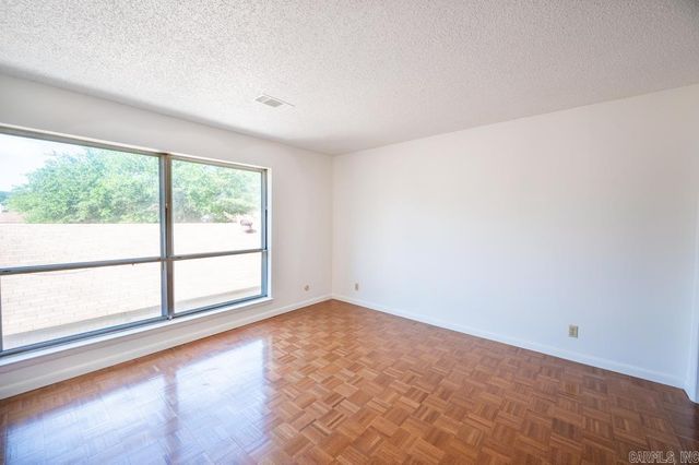 31 Hampshire Circle, Little Rock, AR 72212