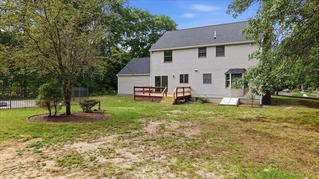 8 Tommy's Ln, Freetown, MA 02717