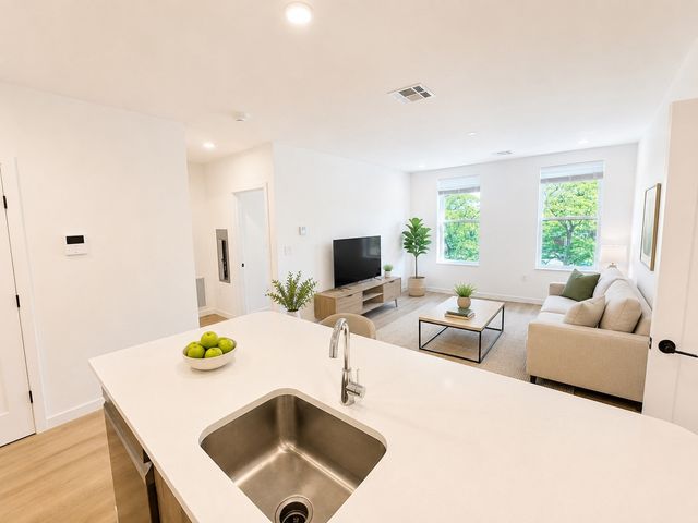 40 Centre St 603, Brookline, MA 02446