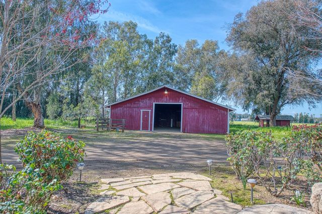 7881 N Thompson Avenue, Clovis, CA 93619