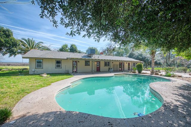 7881 N Thompson Avenue, Clovis, CA 93619