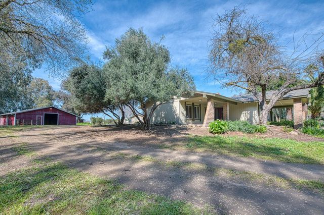 7881 N Thompson Avenue, Clovis, CA 93619