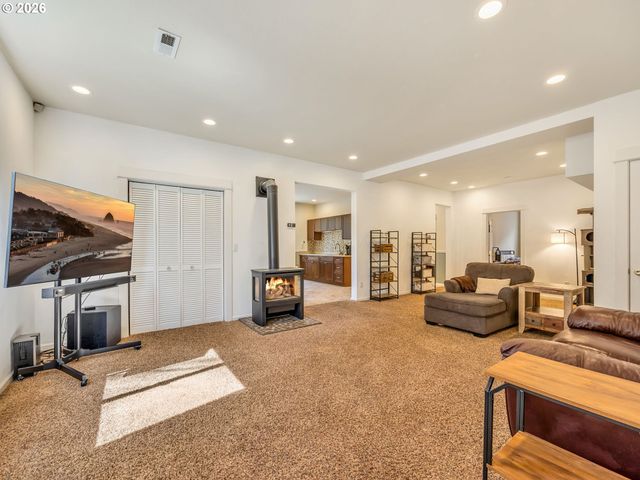 2270 SKYLINE Dr, Seaside, OR 97138