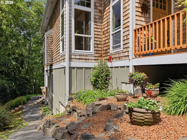 2270 SKYLINE Dr, Seaside, OR 97138