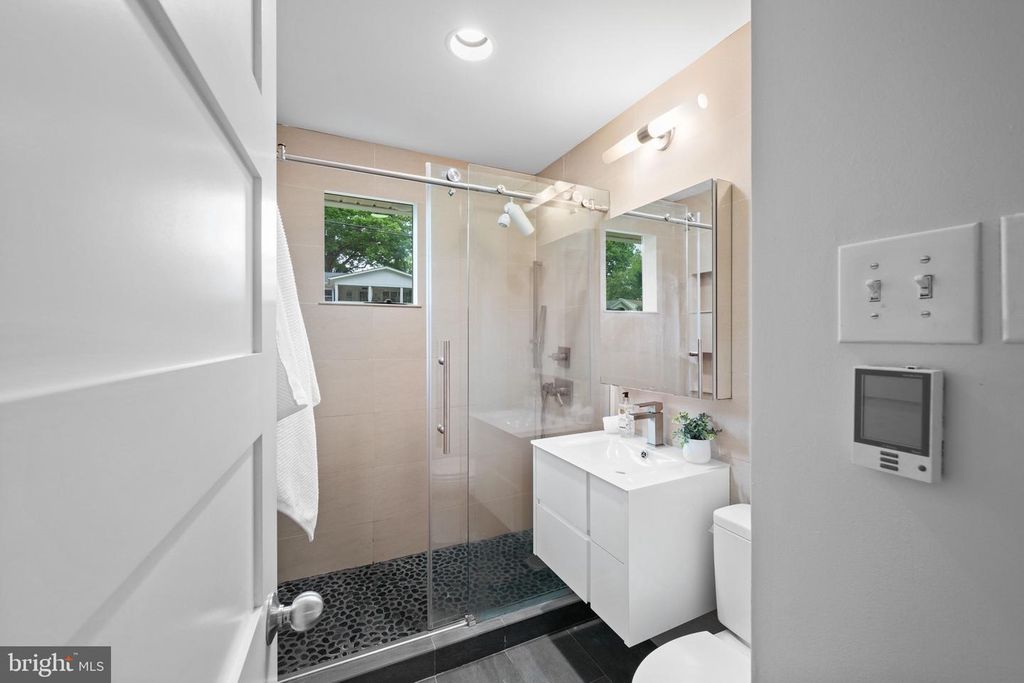 Image 13 of property listing at 3900 DECATUR AVE, Kensington, MD 20895