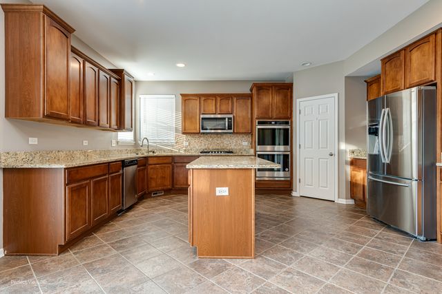 21208 S Meadowview Lane, Shorewood, IL 60404