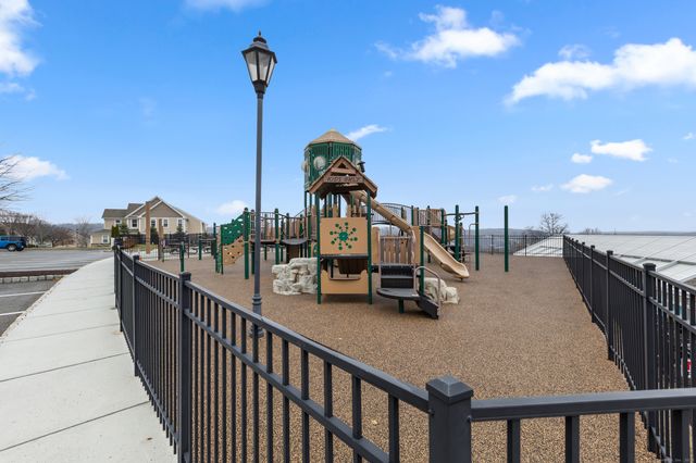 164 Warrington Round 164, Danbury, CT 06810