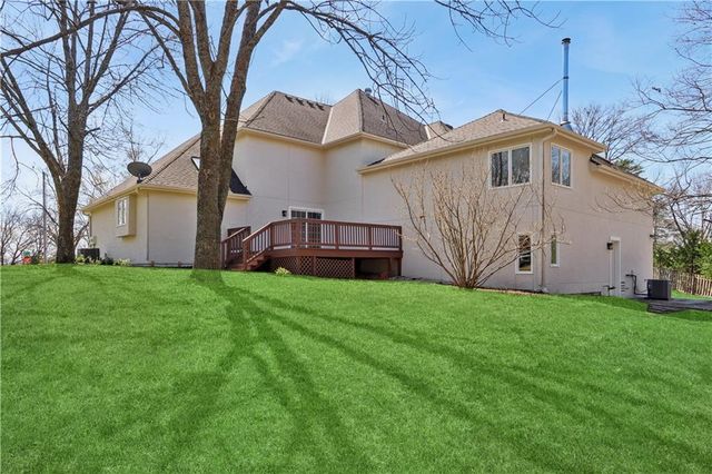 17010 Palos Verdes Drive, Stilwell, KS 66085