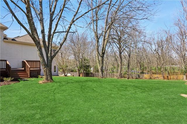 17010 Palos Verdes Drive, Stilwell, KS 66085