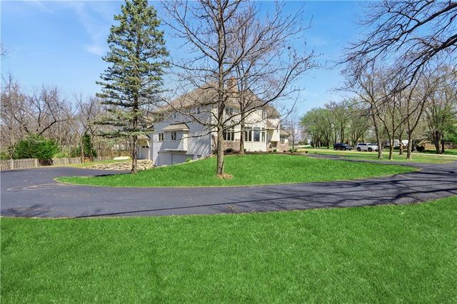 17010 Palos Verdes Drive, Stilwell, KS 66085