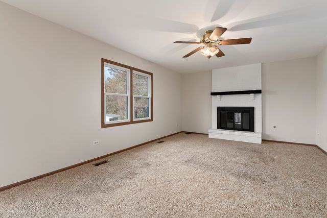 92 Foxboro Lane, Gurnee, IL 60031