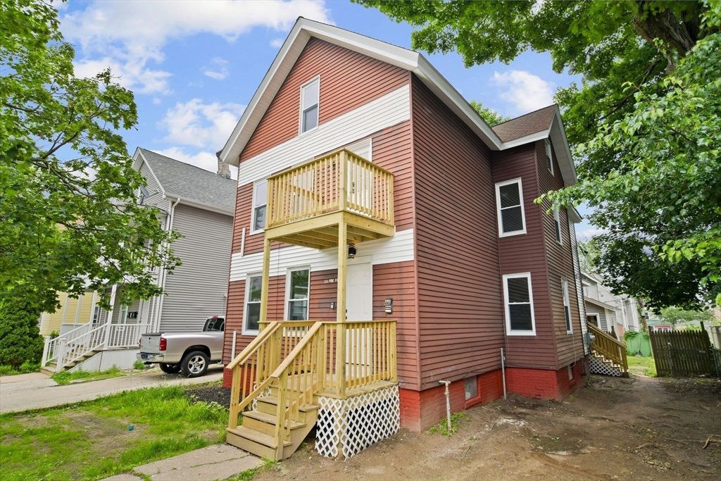 136 Oak St, Holyoke, MA 01040