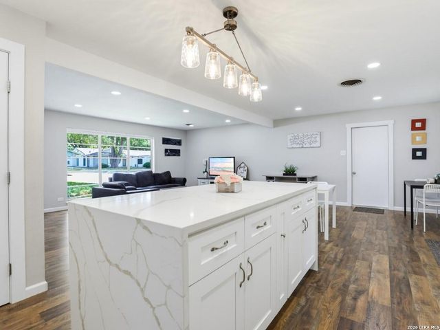 6237 DOVE HILL DR, San Antonio, TX 78238