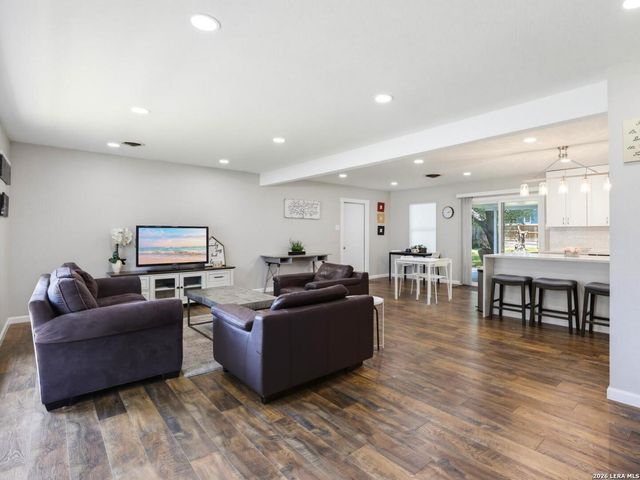 6237 DOVE HILL DR, San Antonio, TX 78238