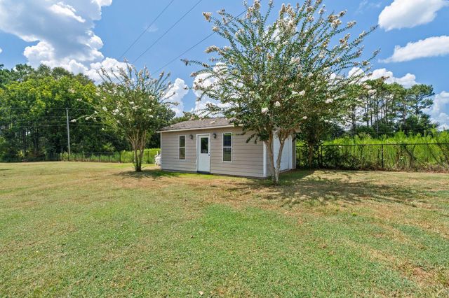 18 Eric Nobles Ln., Sumrall, MS 39482