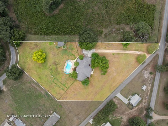 18 Eric Nobles Ln., Sumrall, MS 39482