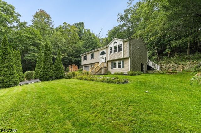 84 Fairlawn Dr, West Milford Twp., NJ 07421