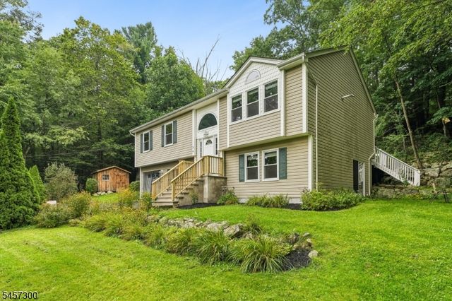 84 Fairlawn Dr, West Milford Twp., NJ 07421