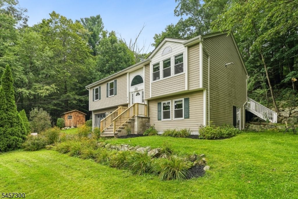 84 Fairlawn Dr, West Milford Twp., NJ 07421 — photo 4