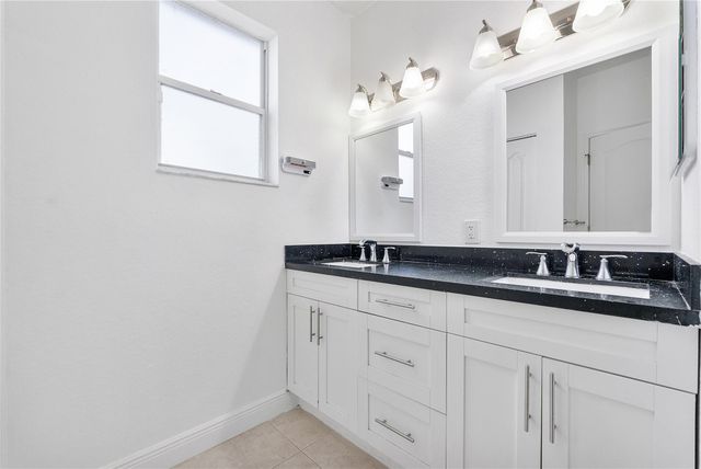 8211 NW 74th Ave, Tamarac, FL 33321