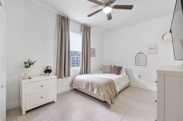 8211 NW 74th Ave, Tamarac, FL 33321