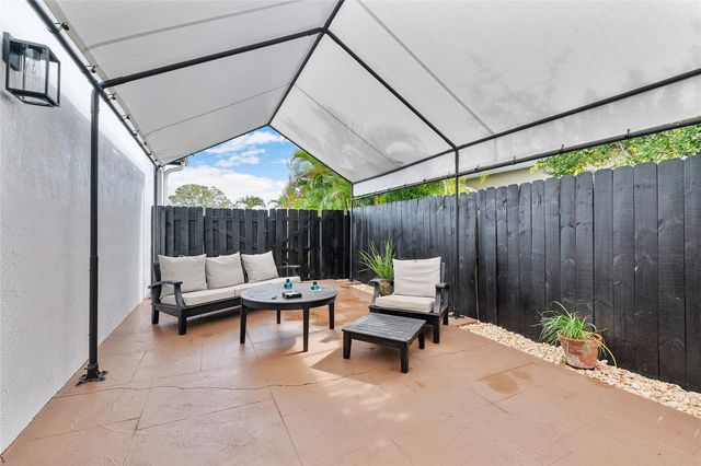 8211 NW 74th Ave, Tamarac, FL 33321