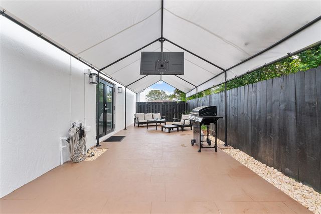 8211 NW 74th Ave, Tamarac, FL 33321