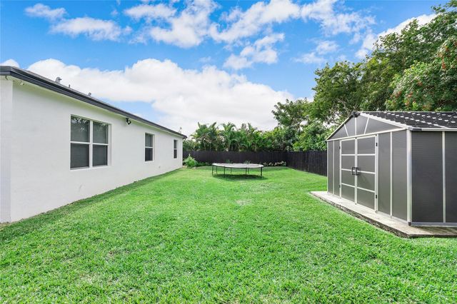 8211 NW 74th Ave, Tamarac, FL 33321