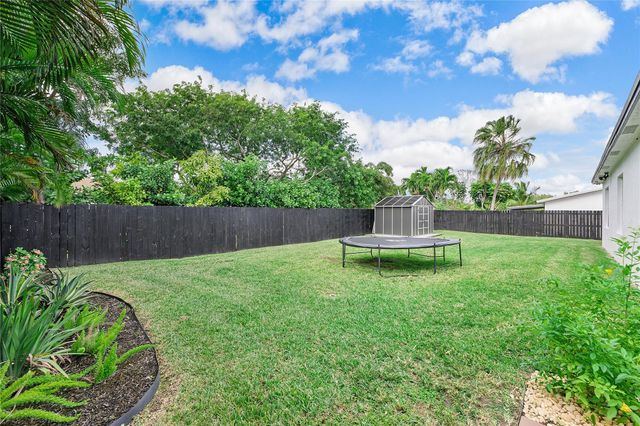 8211 NW 74th Ave, Tamarac, FL 33321