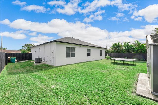 8211 NW 74th Ave, Tamarac, FL 33321