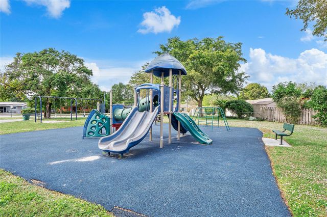 8211 NW 74th Ave, Tamarac, FL 33321